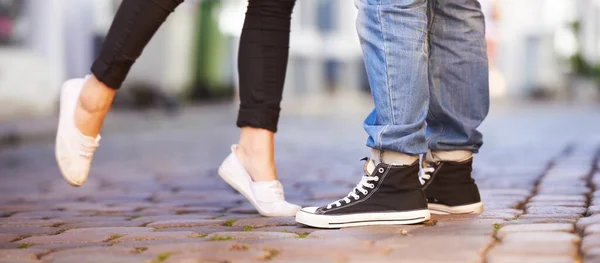 Puntillas Por Beso Imagen Recortada Una Pareja Pies Mientras Besan — Foto de Stock