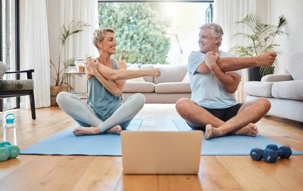 快乐的早晨和老夫妇的训练与在线锻炼在他们的客厅里 上了年纪的男女在进行健身锻炼前都要进行热身 并在科技上使用网上瑜伽 — 图库照片
