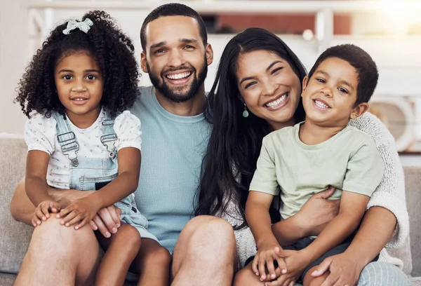 Feliz Sonrisa Retrato Una Familia Que Une Relaja Casa Puerto — Foto de Stock