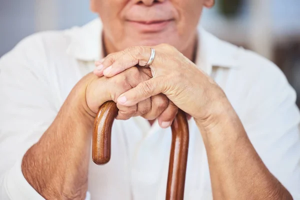 Mãos Homem Velho Bengala Incapacidade Osteoporose Artrite Envelhecimento Fechar Solitário — Fotografia de Stock