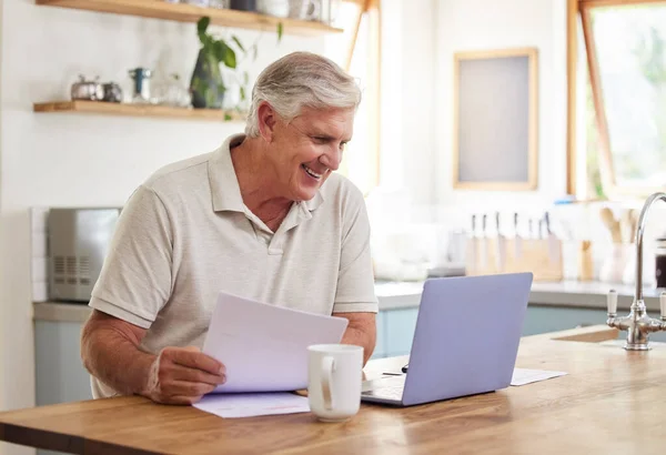 Hombre Mayor Sonrisa Portátil Trabajando Cocina Obteniendo Buenas Noticias Sobre —  Fotos de Stock