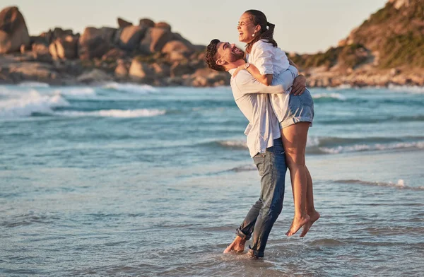 Para Liftingu Przytulić Plaży Świętować Randki Miłości Opieki Zaufania Ocean — Zdjęcie stockowe