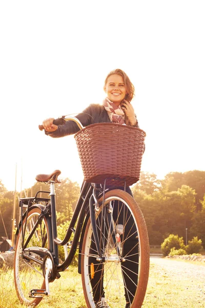 Paseo Diario Bicicleta Una Mujer Atractiva Pie Con Ella Afuera — Foto de Stock