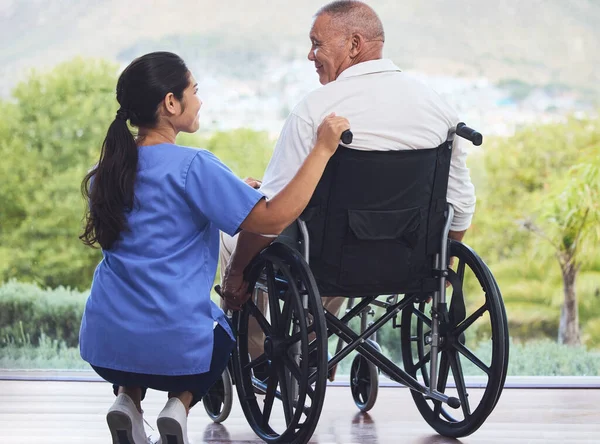 Assistenza Sanitaria Disabilità Uomo Sedia Rotelle Con Infermiera Pensione Patio — Foto Stock