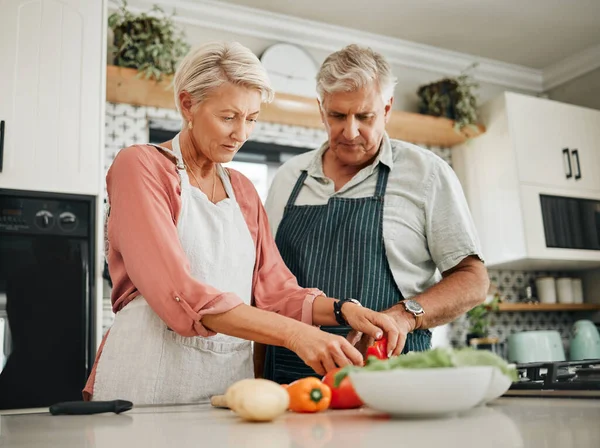 老年人 夫妇和厨房用蔬菜做饭 晚餐用营养食品 女人和退休后一起学习做饭 在家里吃健康的食物 在家里爱吃素食 — 图库照片