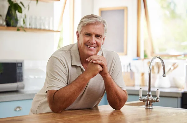 Sonrisa Retrato Hombre Mayor Casa Cocina Solo Jubilación Relájese Jubilado —  Fotos de Stock
