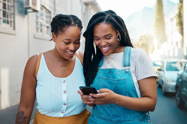 Mujer Negra Feliz Amigos Teléfono Las Redes Sociales Comunicación Mensajes — Foto de Stock