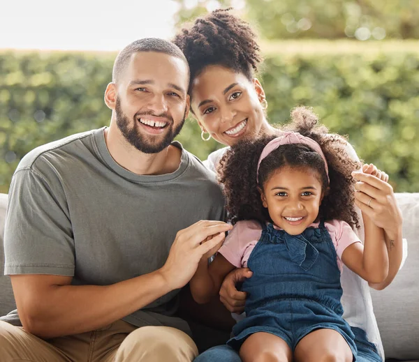 Familie Kinder Und Liebe Mit Einem Mädchen Mutter Und Vater — Stockfoto