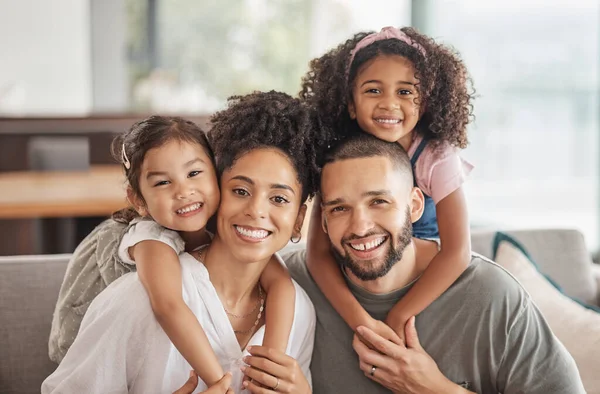 家のリビングルームのソファに座っている異人種間の家族の幸せ 笑顔と肖像画 養親の絆 ラウンジで子供たちとの包容とリラックス — ストック写真