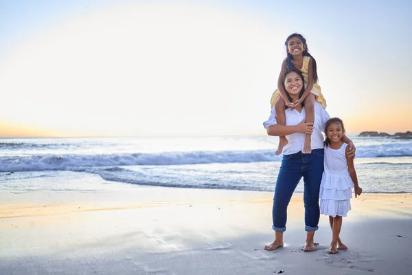 Matka Dzieci Nawiązywanie Więzi Plaży Zabawy Niosąc Grę Przez Morze — Zdjęcie stockowe