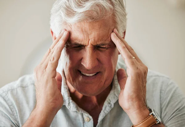 Starszy Pan Cierpiący Ból Głowy Stres Bolesną Migrenę Głowy Osoby — Zdjęcie stockowe