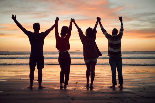 Pantai Perayaan Dan Teman Teman Siluet Matahari Terbenam Cakrawala Dan — Stok Foto
