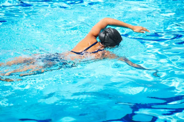 定期的に泳ぐことでフィット感を保つ 女性水泳行いますFreestrokeでAプール — ストック写真