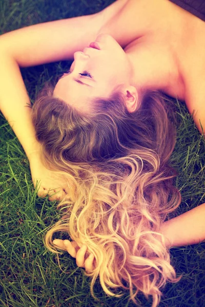 Ностальгія Парку Приваблива Молода Дівчина Лежить Траві Зовні — стокове фото
