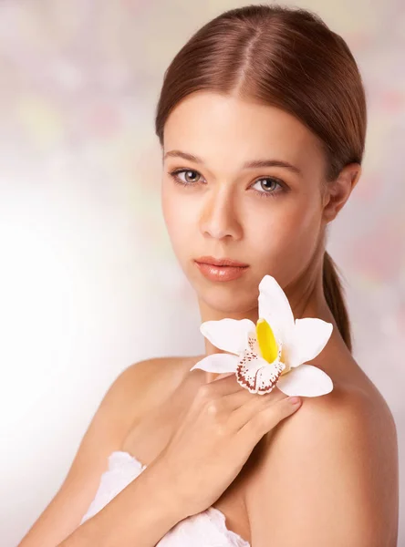 Pretty Flower Beautiful Young Woman Holding Orchid Her Shoulder Pink — Stock Photo, Image