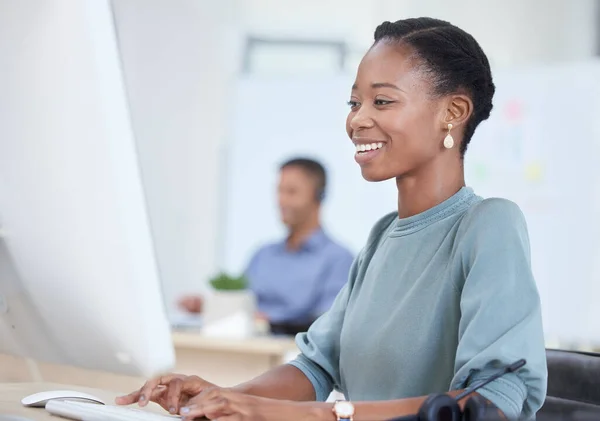 スタートアップオフィスで働く従業員 ビジネス女性 コンピュータ 企業内での研究や企画でメールやオンラインレポートを入力しながら 笑顔と企業の起業家幸せ — ストック写真