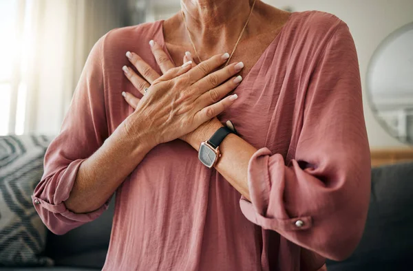 Wanita Senior Tangan Atau Nyeri Dada Dalam Serangan Jantung Kecemasan — Stok Foto