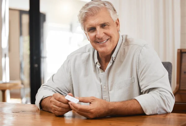 Senior Mann Hause Und Covid Antigen Test Medizinische Gesundheitsversorgung Ergebnisse — Stockfoto