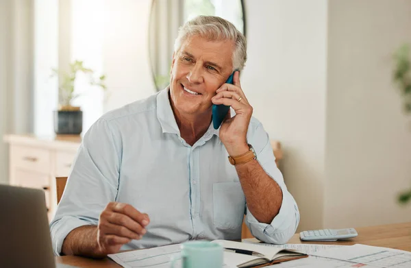 Homem Idoso Feliz Com Telefonema Laptop Comunicação Para Orçamento Casa — Fotografia de Stock