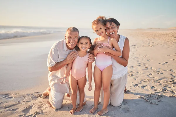 자녀가 조부모들 휴일에 해변에서 행복하게 지내고 은퇴를 즐기는 부모들 할아버지 — 스톡 사진