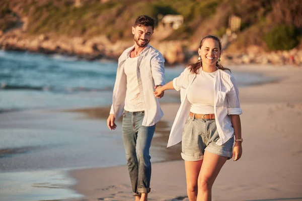 Natur Vatten Och Ett Par Promenader Stranden Sand Sommarsolen Kärlek — Stockfoto