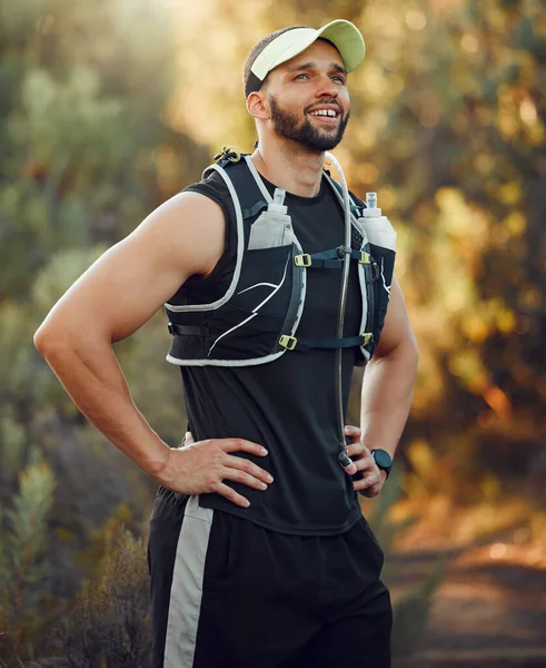徒步旅行 在山上为休息 呼吸或在锻炼 健身和跑步中休息而自豪 在澳大利亚大自然的夏天 跑步者 徒步旅行者和放松疲惫的身体 参加训练 运动和健康探险 — 图库照片