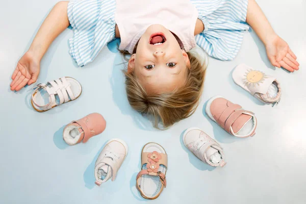 Дитина Взуття Голова Над Підлогою Посмішкою Обличчі Проти Синього Фону — стокове фото