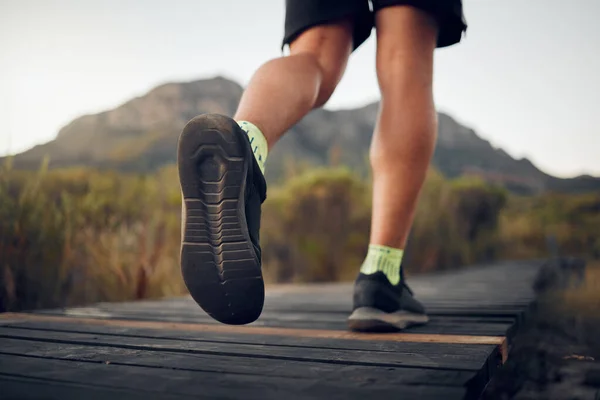 Man Wandelen Schoenen Met Benen Berg Voor Hardlopen Sporten Fitness — Stockfoto