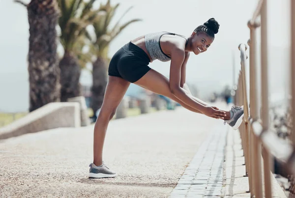 Černá Žena Protahování Cvičení Pro Běh Cvičení Fitness Venku Ulici — Stock fotografie