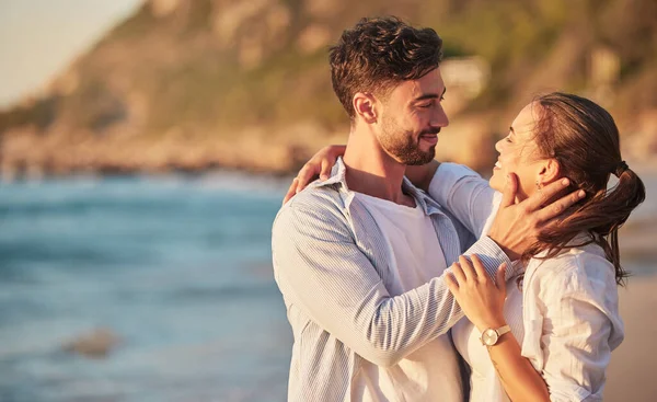 Aşk Kumsal Çift Doğada Romantik Bir Yaz Akşamı Randevusu Için — Stok fotoğraf