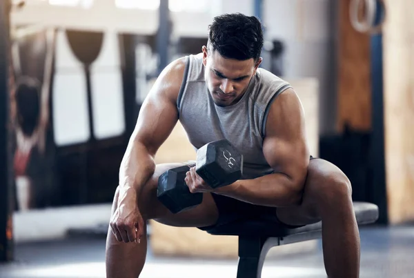 Fitness Tornaterem Súlyzó Izmos Ember Emelés Súlyok Bemelegítés Testmozgás Edzés — Stock Fotó