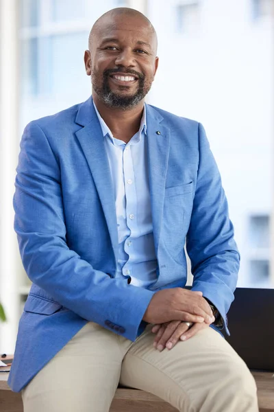 Siyahi Adam Girişimci Işadamı Gururlu Şirket Vizyonuna Sahip Bir Ofiste — Stok fotoğraf