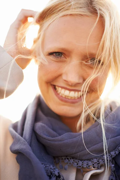 有点幸福的感觉一个美丽的女人在灿烂的阳光下微笑 — 图库照片