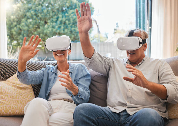 Пара, виртуальная реальность и выход на пенсию на диване, игры, веб и смех в гостиной. Пожилые мужчины, женщины и очки для виртуальной реальности делают спорт для развлечения в доме с техникой, улыбкой и футуристическими 3D-играми.