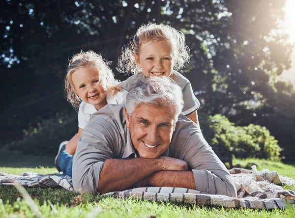 Abuelo Hijos Retrato Familia Parque Junto Con Sonrisa Durante Verano —  Fotos de Stock