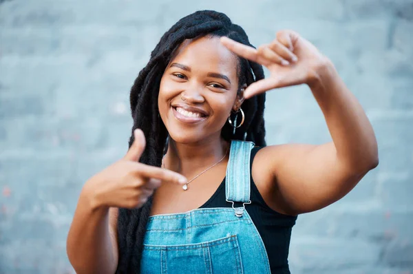 Mujer Negra Manos Marco Dedo Mostrando Sonrisa Felicidad Cara Contra — Foto de Stock