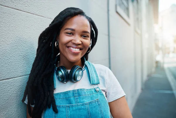 Mujer Negra Sonrisa Feliz Estudiante Urbana Calle Ciudad Sonriendo Apoyado — Foto de Stock