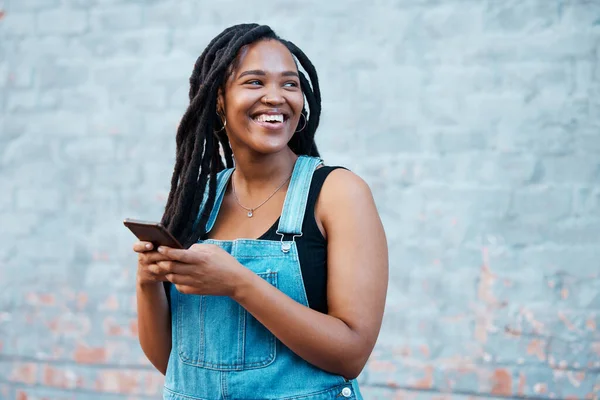Smartphone Redes Digitales Mujer Negra Con Aplicación Móvil Poste Redes — Foto de Stock