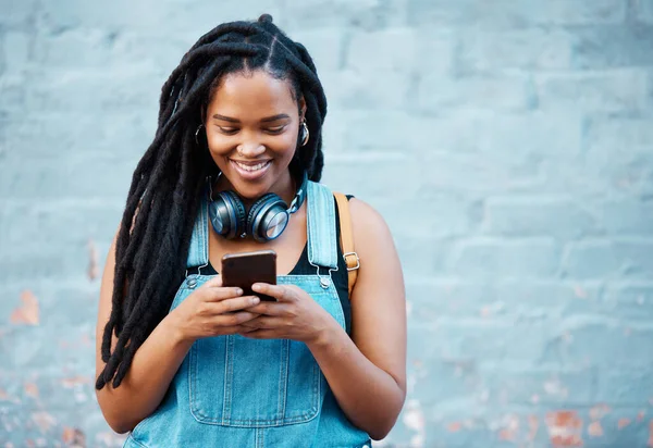 Mujer Negra Con Teléfono Inteligente Para Escribir Las Redes Sociales — Foto de Stock