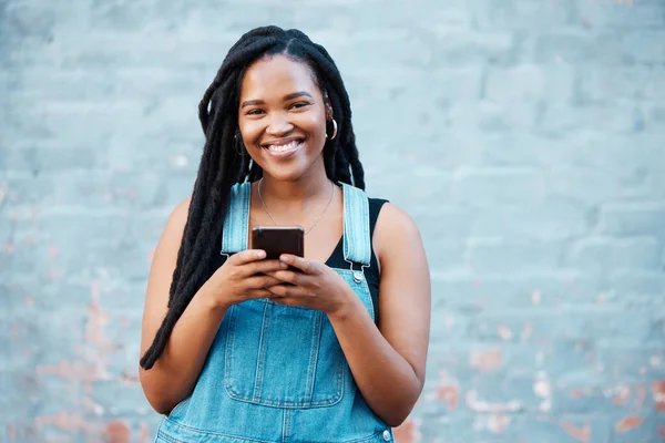 Mujer Negra Feliz Sonrisa Retrato Teléfono Comunicación Mensajes Texto Redes — Foto de Stock