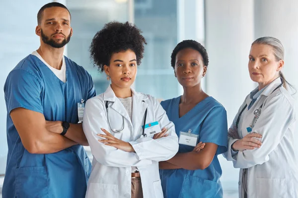站在医院走廊上的医生的多样性 团队精神和肖像 医疗诊所的协作 医疗和多种族专业医护人员团队 — 图库照片
