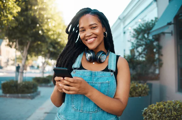 Mujer Negra Feliz Ciudad Conversación Teléfono Inteligente Mensajes Texto Las — Foto de Stock
