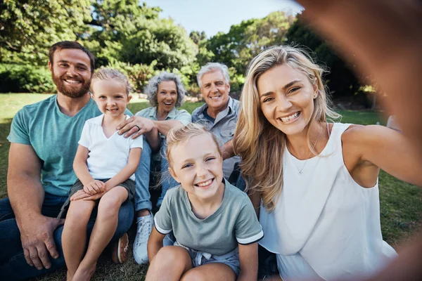 Familie Selfie Park Portret Vrouw Met Glimlach Vakantie Natuur Canada — Stockfoto