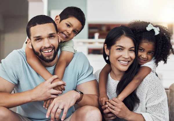 Los Niños Abrazan Hogar Relaja Los Padres Con Sonrisa Para — Foto de Stock