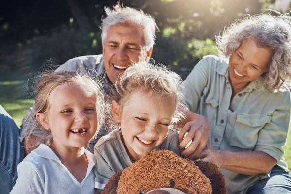 Familia Hijos Amor Con Una Chica Abuelos Hermana Aire Libre —  Fotos de Stock