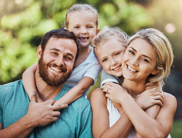 Portret Rodzinny Rodzice Dzieci Wiążący Uścisk Ogrodzie Lub Parku Przyrody — Zdjęcie stockowe