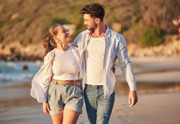 爱情和恋人在海滩度假 在夕阳西下沿着大海散步时欢声笑语 快乐的旅行 放松的男女享受浪漫的海洋漫步 — 图库照片