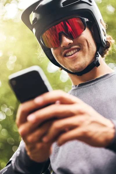 Например Спортивный Человек Смартфоном Лесу Проверяет Местоположение Gps Цель Фитнеса — стоковое фото