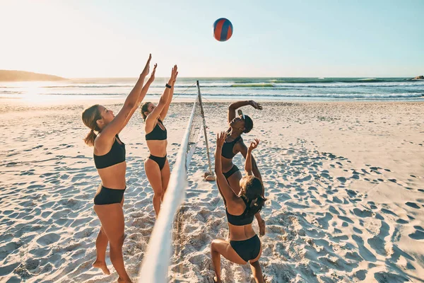 Βόλεϊ Ομαδικά Αθλήματα Και Γυναίκες Στην Παραλία Κατά Διάρκεια Ομαδικών — Φωτογραφία Αρχείου