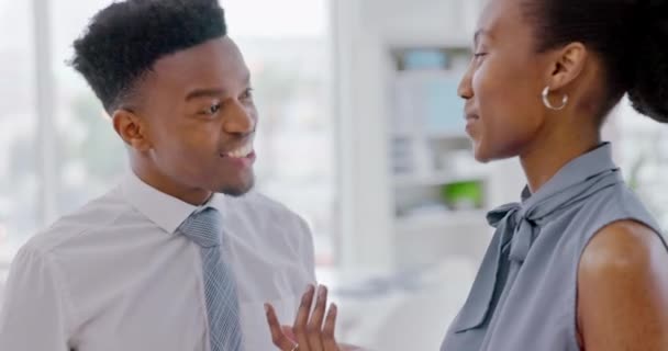 Üzletember Beszélgetnek Beszélgetnek Nevetnek Együtt Humorral Munkaebédszünetben Fekete Irodai Barátok — Stock videók